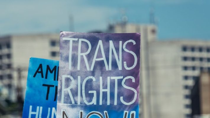 Великобритания скрывает число самоубийств среди транс-молодежи