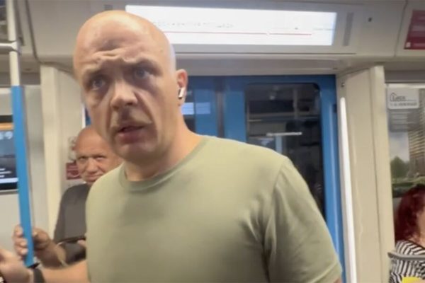 Напавшего на девушку в метро гомофоба арестовали на 1000 рублей