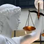 изображение статуи Фемиды, символизирующее суд