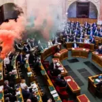 Парламент Венгрии: оппозиционные депутаты жгут разноцветные дымовые шашки в протест против запрета прайд-парада Budapest Pride