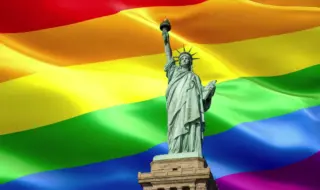 USA LGBT Statue of Liberty Статуя Свободы в США на фоне прайд-флага