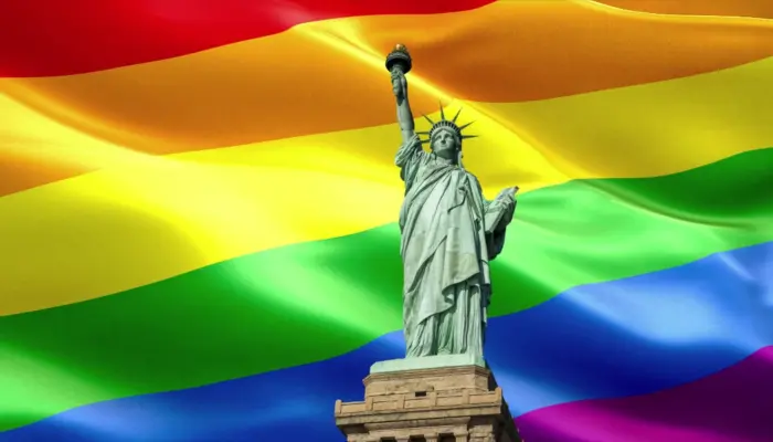 USA LGBT Statue of Liberty Статуя Свободы в США на фоне прайд-флага