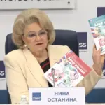 Нина Останина держит в руках два учебника по семьеведению