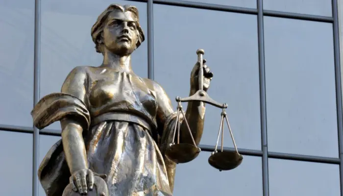 фотография статуи Фемиды у суда
