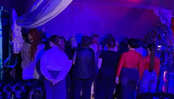 фотография посетителей клуба Bizarre во время рейда силовиков. На снимке люди лицом к стене, все одеты, без провокационных нарядов