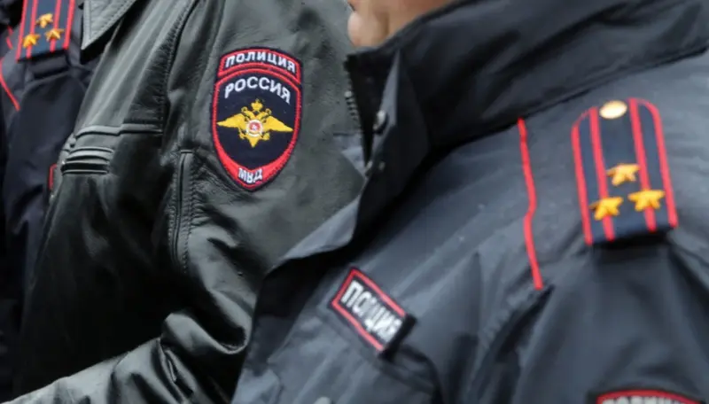полицейские в форме, видны плечи и погоны