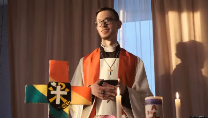 ЛГБТ-священник Александр Хмелёв