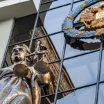 фотография статуи Фемиды на входе в Верховный суд РФ