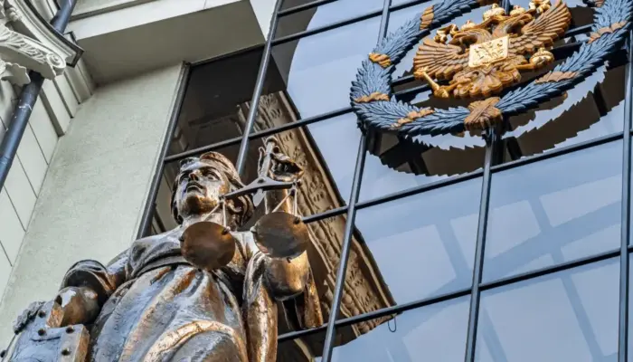 фотография статуи Фемиды на входе в Верховный суд РФ