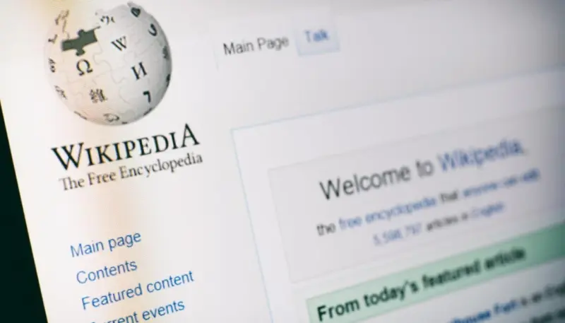На фотографии монитор с открытым на ней сайтом Wikipedia (англоязычная версия Википедии)