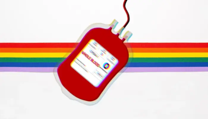 ёмкость с донорской кровью на фоне радйжной полоски в ЛГБТ-цветах
