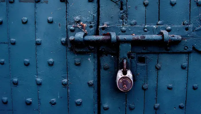 дверь замкнутая на массивный засов и замок