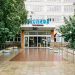 парадный вход в Российский университет спорта ГЦОЛИФК