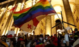 ЛГБТ флаг на фоне протестов и парламента, Грузия, Тбилиси
