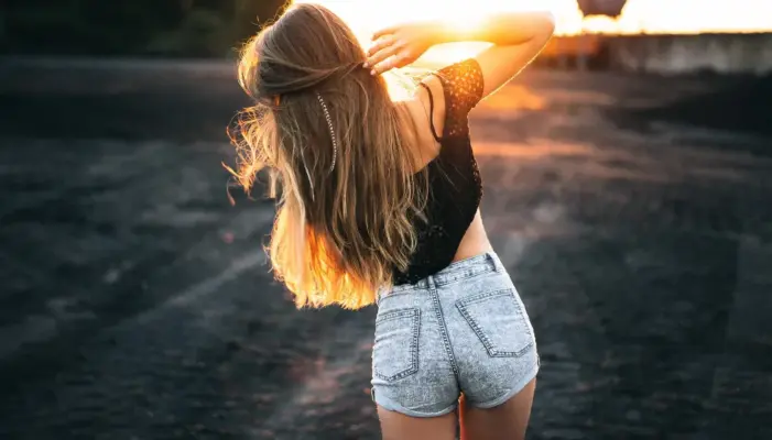 Женщина в коротких шортах