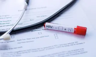 склянка с кровью, маркированная надписью HIV и отмеченным положительным результатом