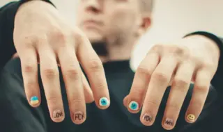 мужские ногти с декоративным маникюром