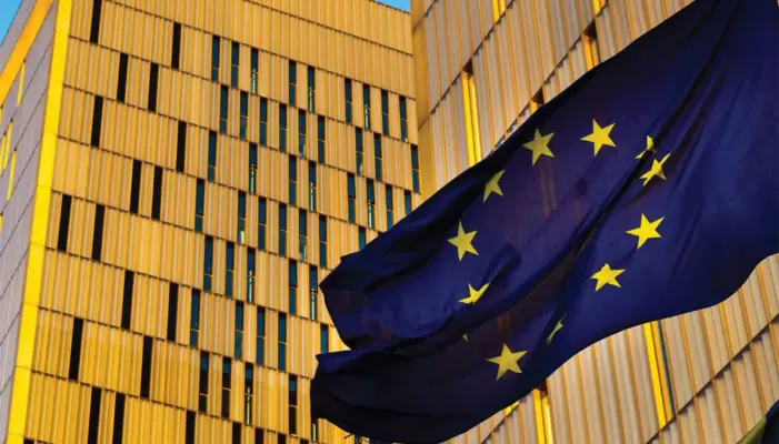 Флаг Евросоюза на фоне здания Европейского суда