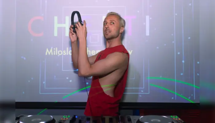 Милослав Чемоданов в открытой одежде и с наушниками в руках