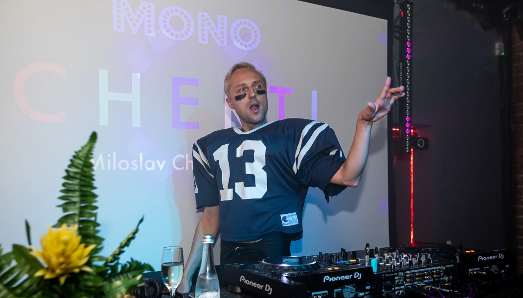 Милослав Чемоданов на сцене гей-клуба MONO в Москве