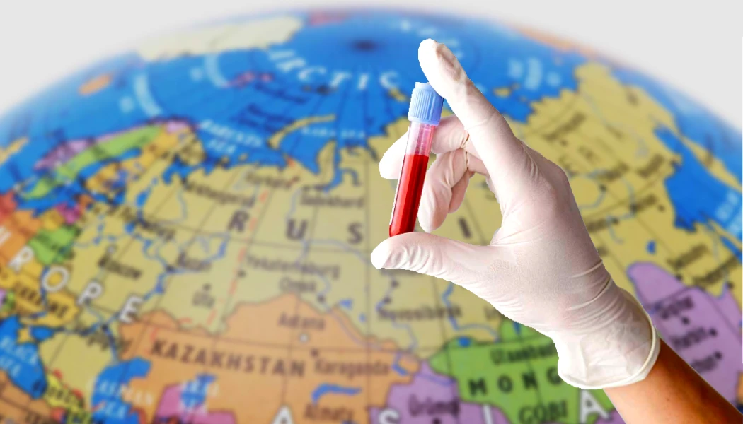 рука с колбой крови для анализов на фоне карты России