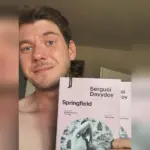 Сергей Давыдов держит в руках свою книгу Спрингфилд на испанском языке