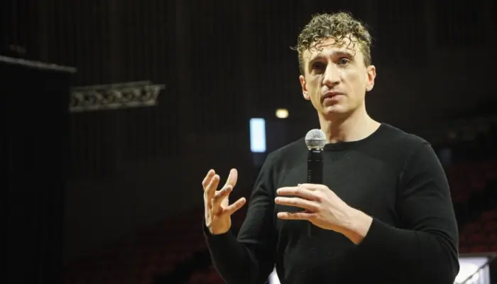 Брок Макгиллис, первый профессиональный хоккеист, совершивший каминг-аут как гей