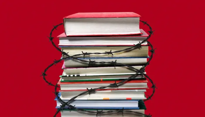 стопка книг перевязана колючей проволокой