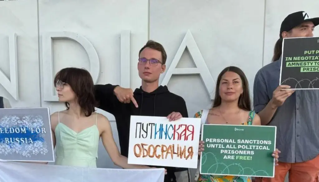иноагент Максим Алиев на акции против войны