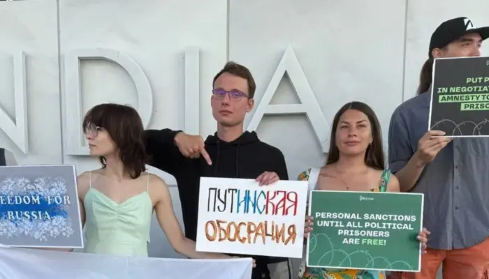 иноагент Максим Алиев на акции против войны