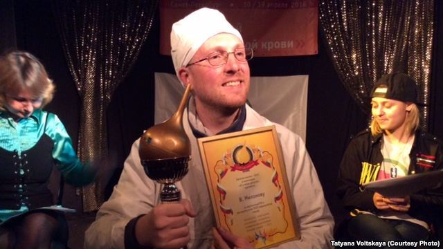 Фото 2016 года, активист Алексей Назаров импровизирует в образе доктора