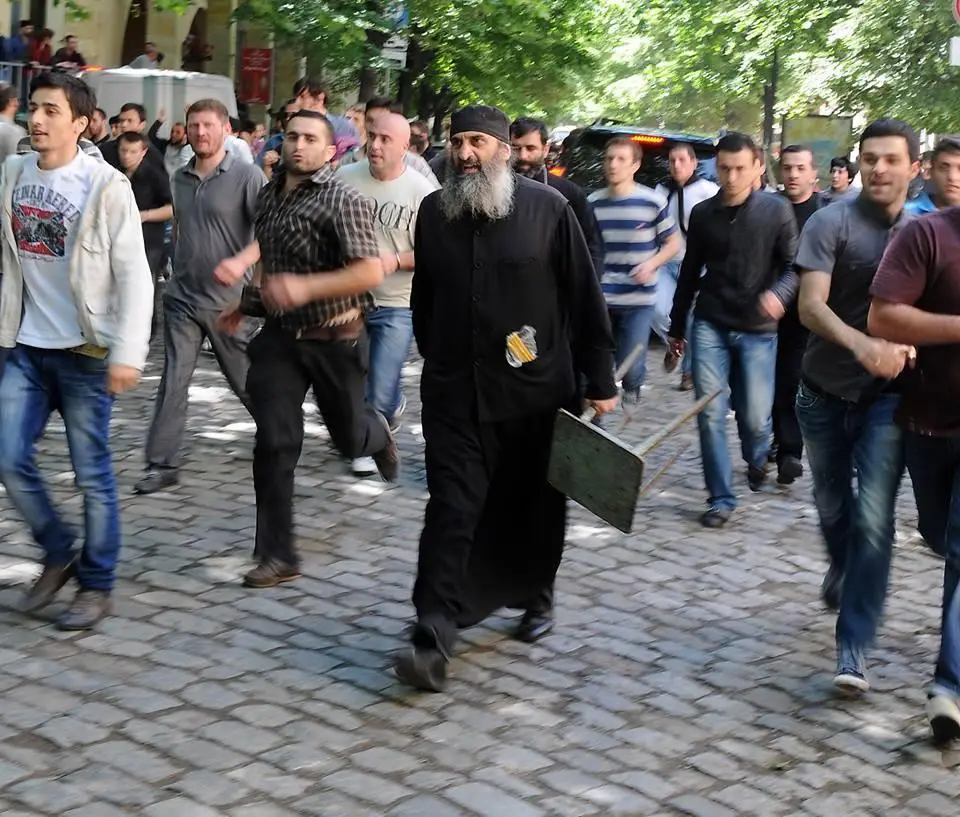 Поп с табуреткой в Грузии