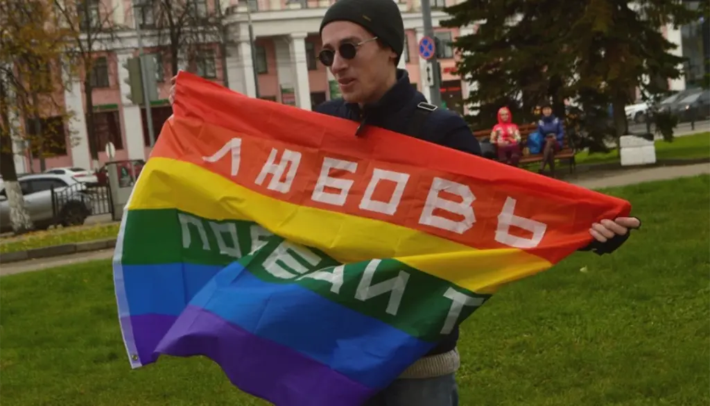 активист Ярослав Сироткин из ЛГБТ-движения Каллисто, Ярославль, с прайд-флагом на одиночном пикете