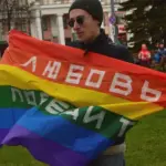 активист Ярослав Сироткин из ЛГБТ-движения Каллисто, Ярославль, с прайд-флагом на одиночном пикете
