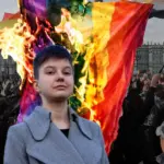 Юлия Цветкова на фоне горящего прайд-флага и ЛГБТ-акции