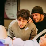 двое отцов присутствуют на родах