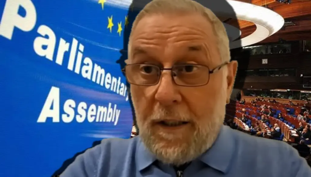 Руслан Кутаев на фоне ПАСЕ