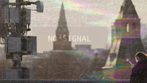 Надпись No Signal и изображение помех поверх фото Кремля, аппаратуры мобильной связи и девушки с телефоном