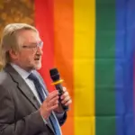 Вадим Покровский на конференции на фоне ЛГБТ-флага