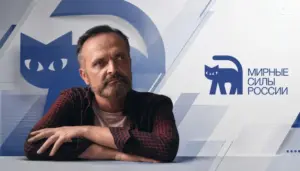 Игорь Кочетков на фоне символики партии Мирная Россия