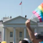 ЛГБТ-флаг перед Белым домом в США