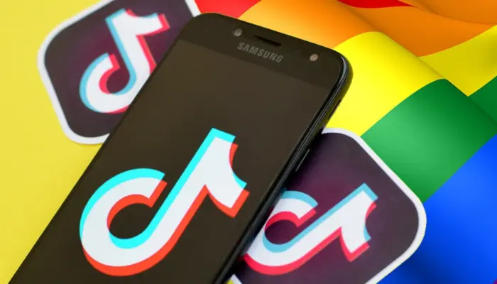 TikTok на радужном фоне