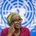 глава UNAIDS Винни Бьянима выступает под логотипом ООН