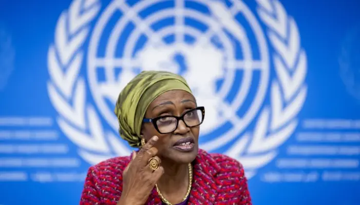 глава UNAIDS Винни Бьянима выступает под логотипом ООН