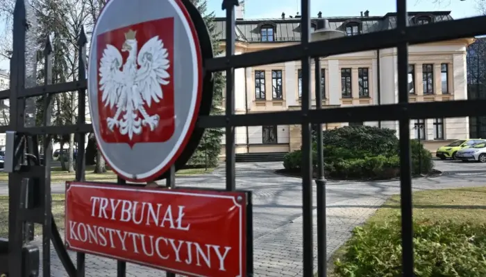 Забор и логотип Конституционного суда Польши