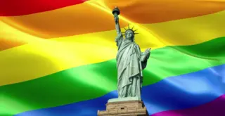 USA LGBT Statue of Liberty Статуя Свободы в США на фоне прайд-флага