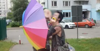 на фото два панка целуются под радужным зонтом, за это фото мужчина получил штраф как за ЛГБТ-пропаганду