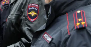 полицейские в форме, видны плечи и погоны