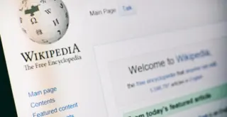 На фотографии монитор с открытым на ней сайтом Wikipedia (англоязычная версия Википедии)