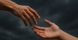 две руки тянутся друг к другу, одна выше, другая ниже